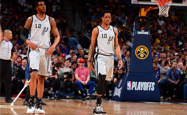 这队踢得像一台机器（这支球队像精密机器般运转）