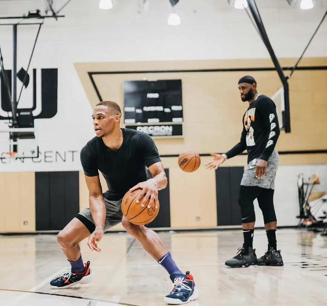 NBA杯半场：亚历山大17分6助，雷霆74-48太阳（NBA杯半场战报：亚历山大17分6助，雷霆74-48领先太阳）