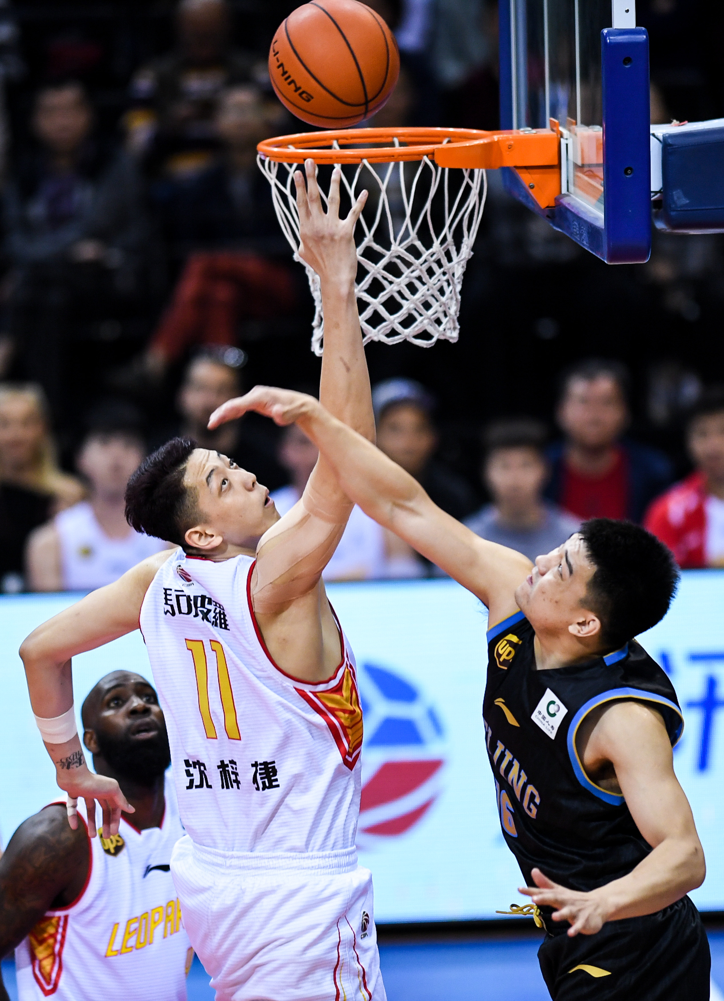 马刺队发挥神勇，连续二次进攻三分命中，成功扩大领先优势（马刺火力全开，连中两记三分，进一步扩大领先优势）